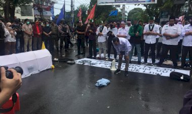 Situasi Demonstrasi di Jambi, Mulai Sholat Dzuhur Berjamaah di Tengah Hujan, Hingga Tolak Dialog dengan Ketua DPRD Provinsi