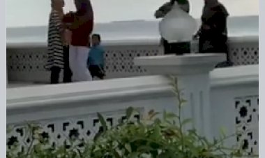 Viral Dua Cewek Joget di Masjid Ikon Wisata Halal Sumbar, MUI: Ruang Publik Dihebohkan Krisis Moral