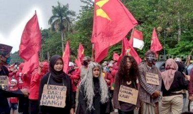 RIP Hati Nurani DPR! 'Dukun' Hingga 'Mak Lampir' Ikut Demo Istana Negara