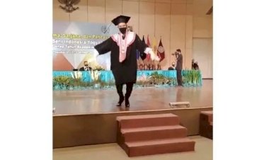 Viral Guys! Mahasiswa Pakai High Heels Saat Wisuda: 'Gaya Androgini'