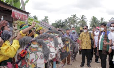 Berkunjung ke Kecamatan Margo Tabir, Syafril Nursal Disambut Tarian Kuda Lumping