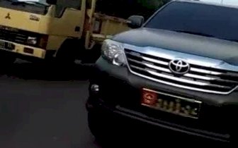 Viral! Warga Sipil Keturunan Tionghoa Pakai Mobil Dinas Jenderal TNI