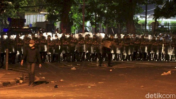 Demo Omnibus Law Bandung Ricuh, Massa Lempar Batu dan Petasan