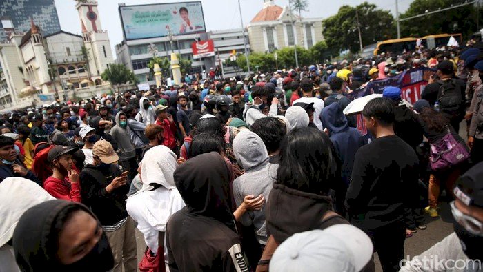 Massa Blokade Simpang Harmoni: Kita Geruduk Istana