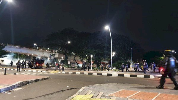 Bentrokan di Jatibaru Sore Ini, Massa Lempar Batu: Keluarin Semua Gas Air Mata Lo!