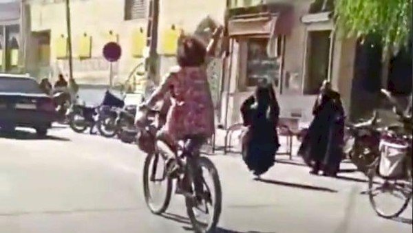 Tak Pakai Jilbab Saat Bersepeda Riang, Wanita Muda Ini Ditangkap