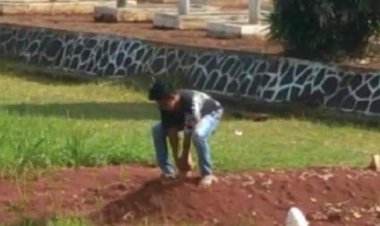 Viral! Remaja Injak dan Nisan Makam Pahlawan Pun Mau Dicabut Sambil Cengengesan