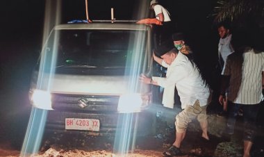 Bantu Warga Dorong Mobil di Tebo, Al Haris: Saya Ingin Dengar Langsung Keluhan Masyarakat