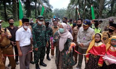 Didampingi Dandim, Bupati Muarojambi Resmikan Pembangunan Jalan di Batas Kabupaten