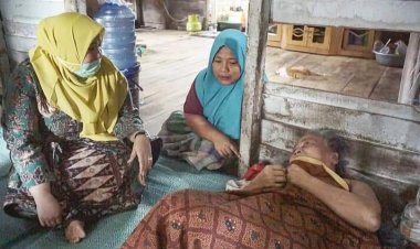 Bupati Jenguk dan Do'akan Warganya yang Tengah Sakit