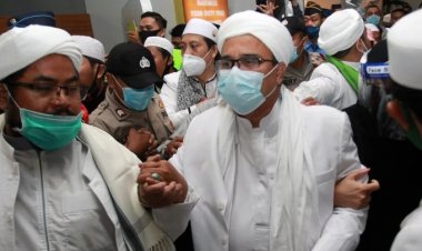 Rizieq Shihab Tak Cocok Disebut Habib, Cak Nun: Saya Manggilnya Syarif
