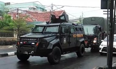 Viral Video Mobil Taktis 'Maung' Koopssus TNI "Unjuk Kekuatan" di Depan Mabes FPI