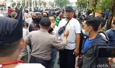 Aksi Damai Tolak FPI di Surabaya Berujung Aksi Pukul