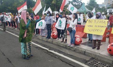 Viral Yel-yel Hancurkan Risma, Puluhan Emak-emak di Surabaya Bela Wali Kota Surabaya Ini: Ikiloh Musuhmu!