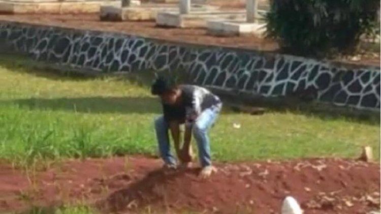 Viral! Remaja Injak dan Nisan Makam Pahlawan Pun Mau Dicabut Sambil Cengengesan