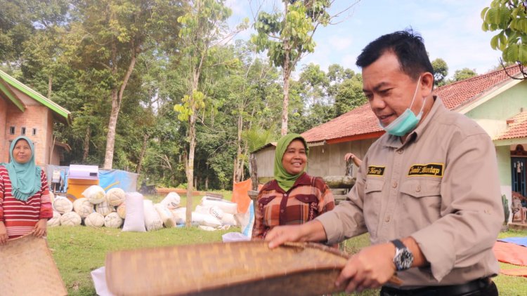 Singgah Nampi Beras di Betung Bedarah, Emak-emak: Bapak Ini Orang Dusun Jugo
