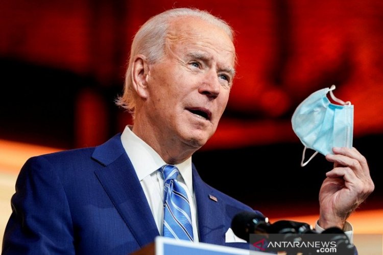 Presiden Terpilih AS Biden Terkilir saat Bermain dengan Anjingnya