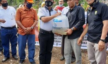 Wabup Merangin Salurkan dan Tebar Benih Ikan Bantuan BPBAT