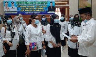 H Mashuri Serahkan SK Kenaikan Pangkat Tepat Waktu