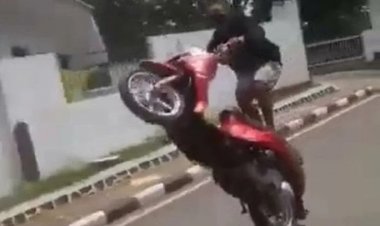 Miris! Viral Freestyle Ugal-ugalan Ini Tabrak Trotoar Hingga Patah Kaki