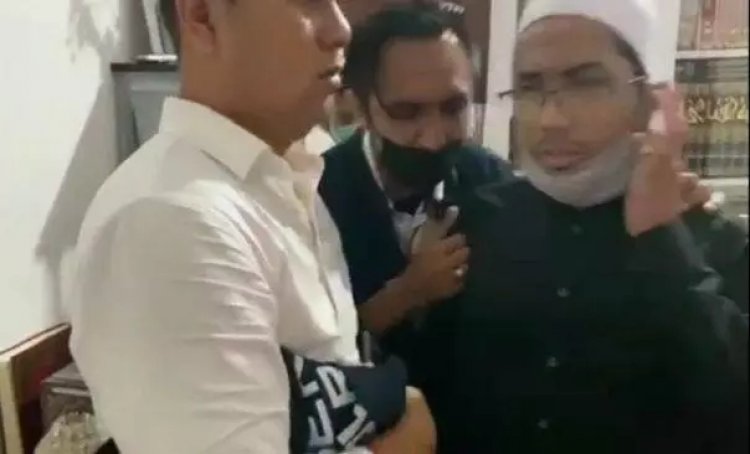 Ustadz Maaher Dicokok Polisi di Rumahnya, Begini Penampakan Saat Didatangi