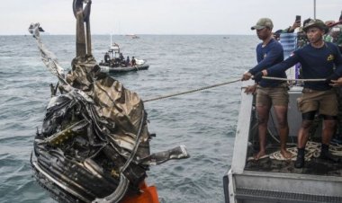 KNKT Sebut Diduga Pesawat Sriwijaya Air SJ 182 Tak Meledak Saat di Udara