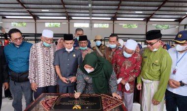 Bupati Masnah Resmikan Pasar Rakyat Sengeti