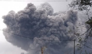 Gunung Semeru Semburkan Awan Panas 4,5 Kilometer
