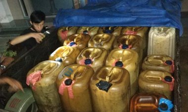 Bawa BBM Ilegal Dua Pria Ini Tak Berkutik Saat Dihentikan Polisi