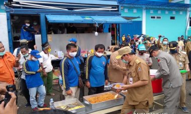 Saat Paman Birin Cicipi Masakan di Dapur Umum Barito Utara