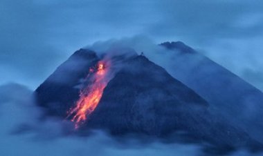 Gunung Merapi Muntahkan Lava Pijar dan Luncurkan 3 Kali Awan Panas