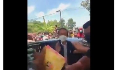 Viral Jokowi Ciptakan Kerumunan Saat Bagi Nasi Kotak, Netizen Kecewa: Ini Bukan Kerumunan tapi Orang-orang Berkumpul dan Berebut