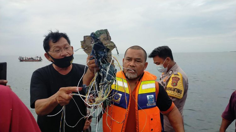Sriwijaya Air Lost Contact, Petugas Temukan Serpihan Pesawat di Pulau Laki