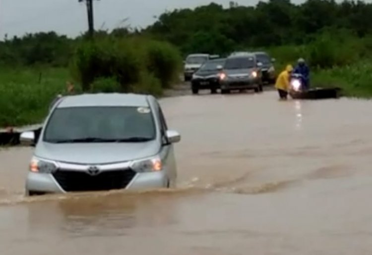 Jalan Provinsi di Kumpeh Muarojambi Terendam Banjir, Roda Dua Tak Bisa Lewat