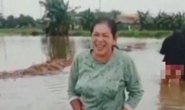 Viral Emak-emak Angkat Celana Dikala Banjir, Netizen: Ketinggian Ngangkatnya Bu Hoiiii
