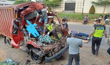 Hantam Truck Parkir, 2 Orang Tewas di Tempat
