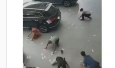 Ini Baru Sultan! Bos Diler Mobil Bagikan Duit ke Karyawan dengan Cara Disebarkan