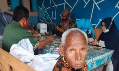 Bikin Heboh! Kakek 81 Tahun Ini Simpan Uang 9 Karung di Rumahnya Sejak 1990-an
