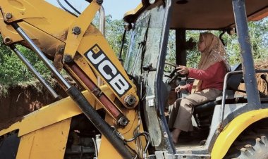 Viral! Gadis Cantik di Jambi Ini Operasikan Alat Berat Buldozer