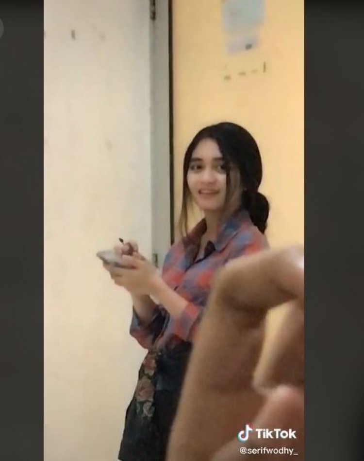 Viral! Tentor Matematika Cantik Ini Sempat Dikira Murid, Ternyata....