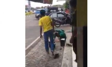 Viral! Pemuda Ini Keluarkan Tendangan Kungfu ke Tukang Sol Sepatu Hingga Terpental
