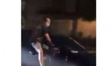 Pria Ini Atraksi Kemudikan Mobil Sambil Keluar dari Kaca, Netizen: Perlu Dites Urine Tuh!