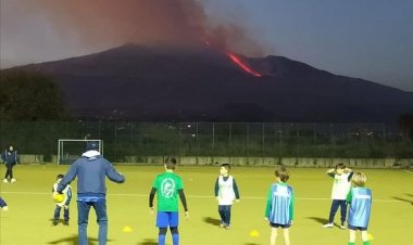 Santuy! Tim Rugbi Ini Terus Latihan Meski Gunung Meletus Keluarkan Lava