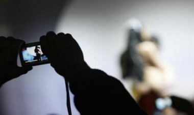 Viral! Dua Sejoli Asyik Indehoy di Belakang Ruko Meski Direkam oleh Warga