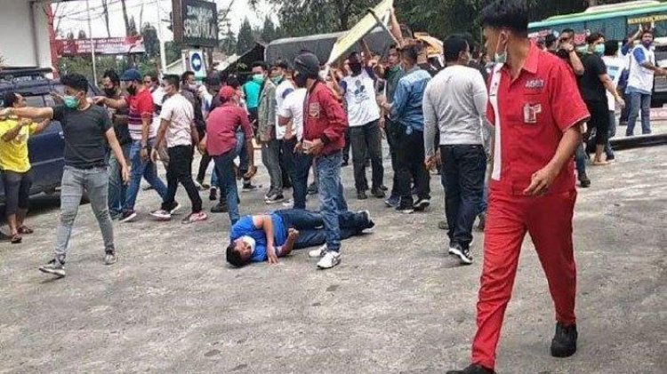 KLB Demokrat Rusuh, Massa Ada yang Dipikul Pakai Besi Hingga Tumbang