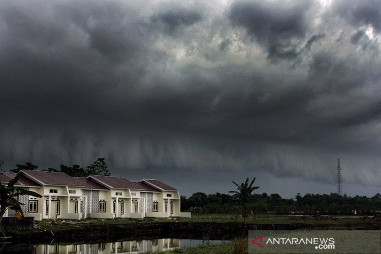 Waspada Hujan Lebat Angin Kencang di Sebagian Besar Provinsi Indonesia