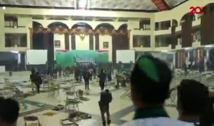 Ricuh! Sejumlah Kader HMI Lempar Kursi dan Kaca Sekitar Ruang Kongres