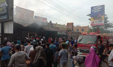 Breaking News!!! Api Hanguskan 2 Ruko di Depan Kantor Bupati Merangin
