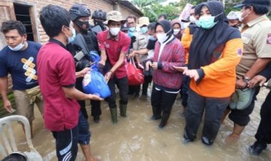 Aksi Mencak-mencak Risma kala Kunjungi Korban Banjir NTT, Netizen: Seandainya Saya yang Marah kepada Menteri Sosial Boleh?