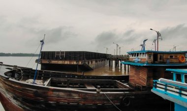 Breaking News!!! Kapal Tongkang Tabrak Jembatan WFC Kualatungkal, Sejumlah Kapal Rusak Parah